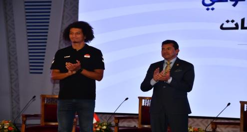  بعد أزمة تجاهله في المطار.. وزير الرياضة يُكرم علي زين (فيديو)